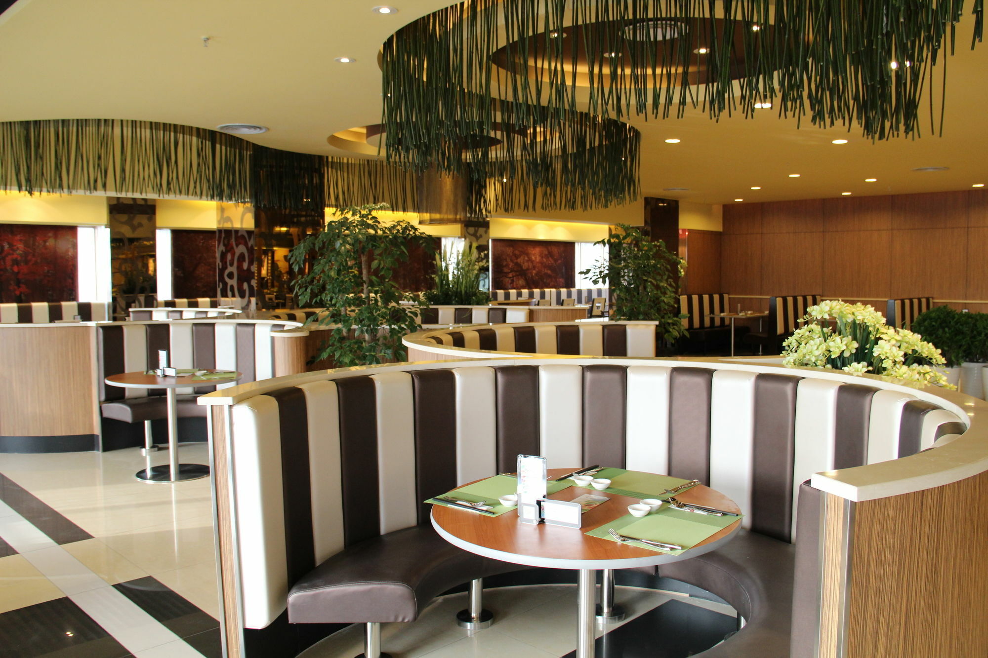 The Center Hotel Weihai Exterior photo